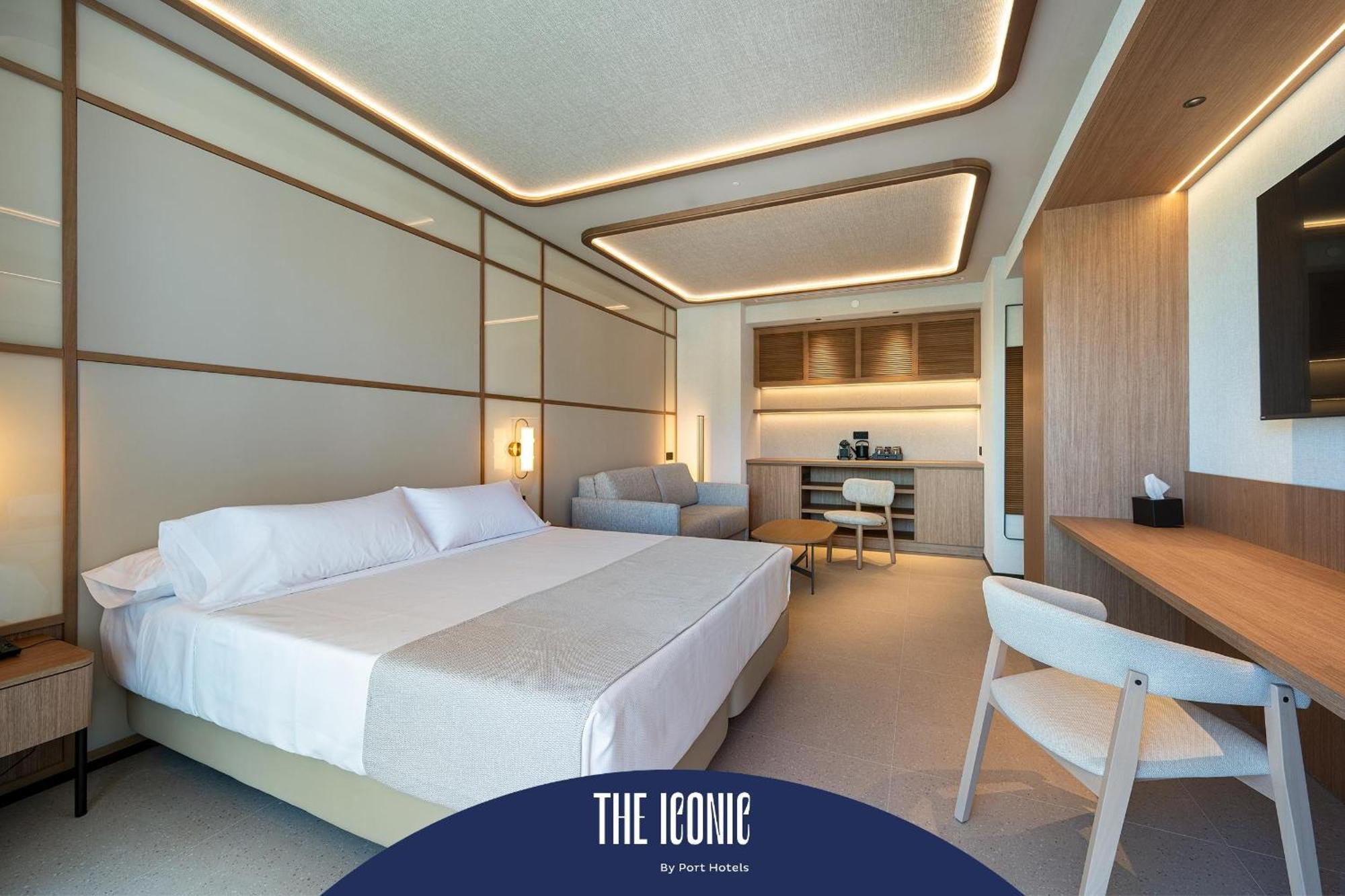 Deluxe Double Room Club Iconic